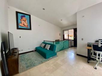 Se vende moderna y espaciosa casa con patio en San Rafael de Escazú 24-57