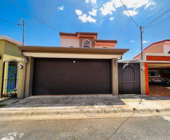Two-story house for sale in Alajuela downtown in the Esteban residential area.
