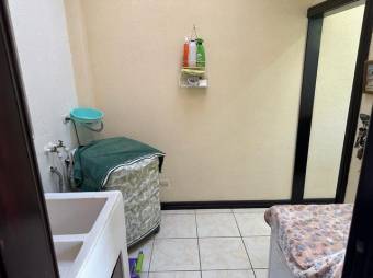 Se vende propiedad con amplio patio en Barrantes Flores A24-959