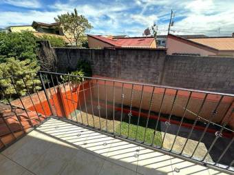 Se vende propiedad con amplio patio en Barrantes Flores A24-959