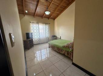 Se vende propiedad con amplio patio en Barrantes Flores A24-959