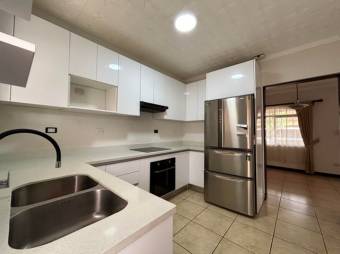 Se vende moderna casa en condominio de San Francisco de Heredia 25-444