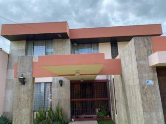 Se vende espaciosa casa con patio en Zapote de San José 24-1903