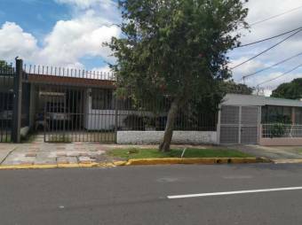 Se vende espaciosa casa para inversión en San José Centro 23-1548