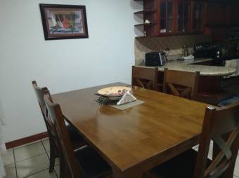 Se vende casa con patio y terraza en Zapote de San José 24-884