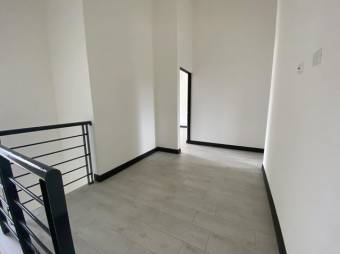 Se vende casa con patio en condominio de Guachipelín 23-2883