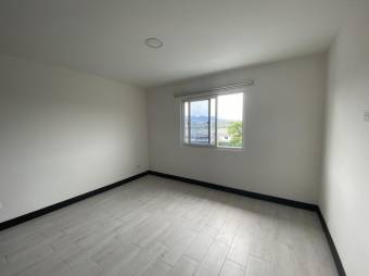 Se vende casa con patio en condominio de Guachipelín 23-2883