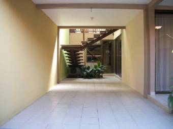 Se vende espaciosa propiedad con amplio patio en Zapote San Jose A24-1248