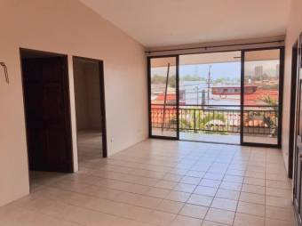 Se vende espaciosa propiedad con amplio patio en Zapote San Jose A24-1248