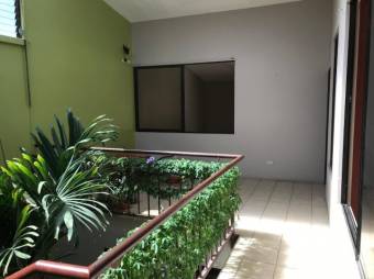 Se vende espaciosa propiedad con amplio patio en Zapote San Jose A24-1248