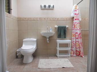 Se vende espaciosa propiedad con amplio patio en Zapote San Jose A24-1248