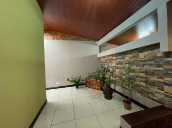 Se vende espaciosa casa en Catedral San Jose A23-609