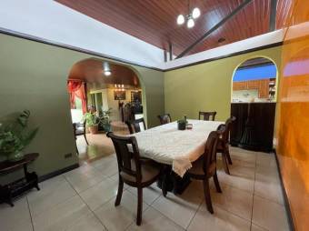 Se vende espaciosa casa en Catedral San Jose A23-609