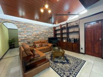 Se vende espaciosa casa en Catedral San Jose A23-609