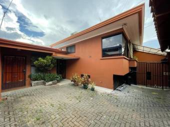 Se vende espaciosa casa en Catedral San Jose A23-609