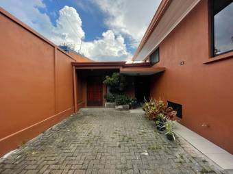 Se vende espaciosa casa en Catedral San Jose A23-609