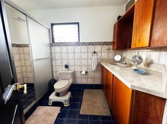 Se vende propiedad con uso de suelo mixto y amplio patio en San Pablo Heredia A24-615