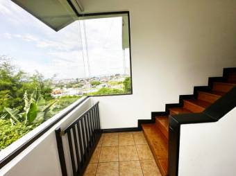 Se vende propiedad con uso de suelo mixto y amplio patio en San Pablo Heredia A24-615