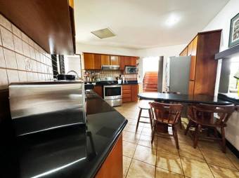 Se vende propiedad con uso de suelo mixto y amplio patio en San Pablo Heredia A24-615