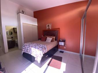 Se vende casa con espaciosa terraza en San Pablo Heredia A24-1513