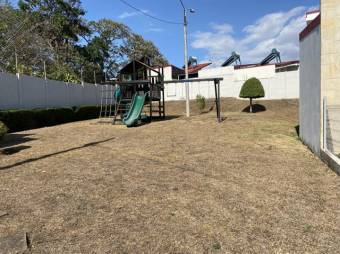 Se vende casa con espaciosa terraza en San Pablo Heredia A24-1513