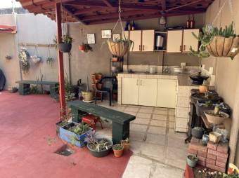 Se vende casa con espaciosa terraza en San Pablo Heredia A24-1513