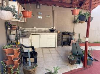 Se vende casa con espaciosa terraza en San Pablo Heredia A24-1513