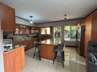 Se vende moderna casa con amplio patio en San Francisco de Heredia 25-168