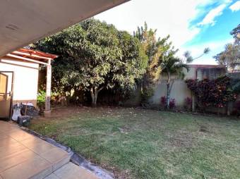 Se vende moderna casa con amplio patio en San Francisco de Heredia 25-168