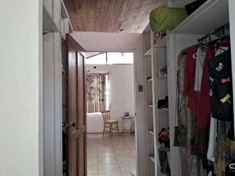 Se vende espaciosa casa con patio en  Uruca de San José 25-119