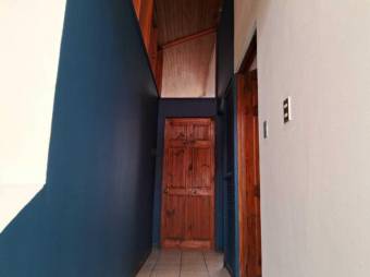 Se vende espaciosa casa con patio en  Uruca de San José 25-119