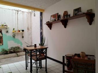 Se vende espaciosa casa con patio en  Uruca de San José 25-119