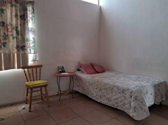 Se vende espaciosa casa con patio en  Uruca de San José 25-119