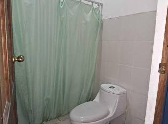 Se vende espaciosa casa con patio en  Uruca de San José 25-119