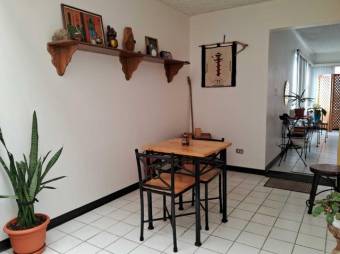 Se vende espaciosa casa con patio en  Uruca de San José 25-119