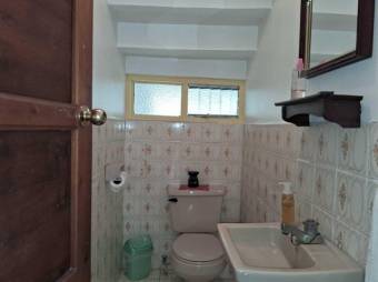 Se vende espaciosa casa con patio en  Uruca de San José 25-119