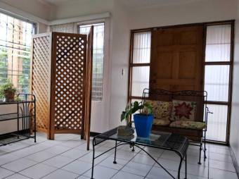 Se vende espaciosa casa con patio en  Uruca de San José 25-119