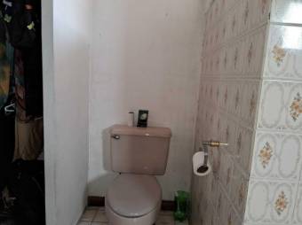 Se vende espaciosa casa con patio en  Uruca de San José 25-119