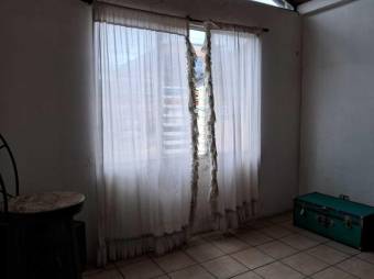 Se vende espaciosa casa con patio en  Uruca de San José 25-119