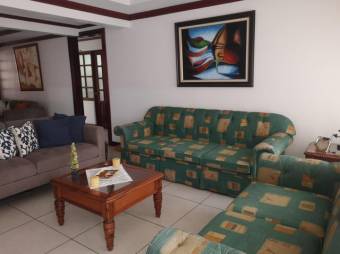 Se vende espaciosa casa con patio y terraza en Zapote de San José 24-884