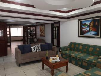 Se vende espaciosa casa con patio y terraza en Zapote de San José 24-884