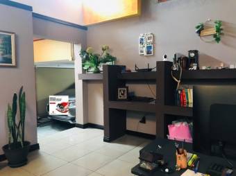 Se vende espaciosa casa con uso de suelo mixto  en Catedral San Jose A24-835