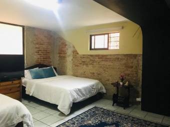 Se vende espaciosa casa con uso de suelo mixto  en Catedral San Jose A24-835