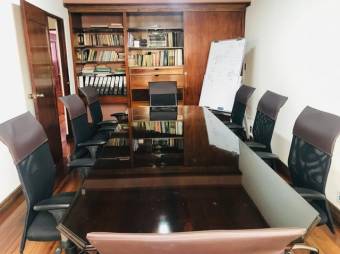 Se vende espaciosa casa con uso de suelo mixto  en Catedral San Jose A24-835