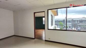 Se alquila local comercial con 3 oficinas en Yoses Sur 25-474