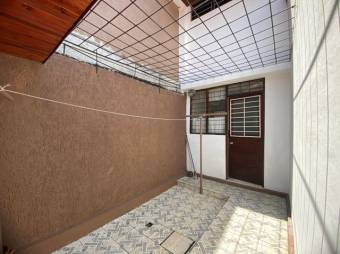 Se alquila moderna casa amoblada con patio en Alajuela 25-471