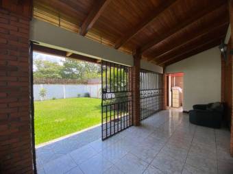 Se alquila moderna casa amoblada con patio en Alajuela 25-471