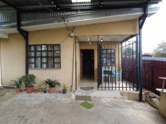 Se vende propiedad con 3 casas y 2 apartamentos en San Isidro Heredia A23-1450