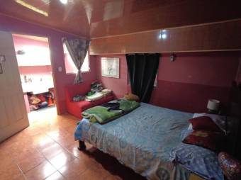 Se vende propiedad con 3 casas y 2 apartamentos en San Isidro Heredia A23-1450