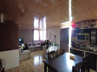 Se vende propiedad con 3 casas y 2 apartamentos en San Isidro Heredia A23-1450